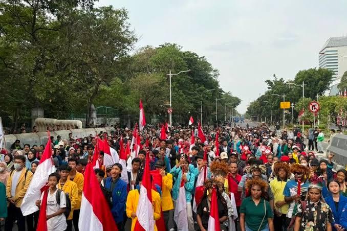 Ribuan Mahasiswa Gelar Kirab Merah Putih, Serukan Persatuan Tanpa Provokasi